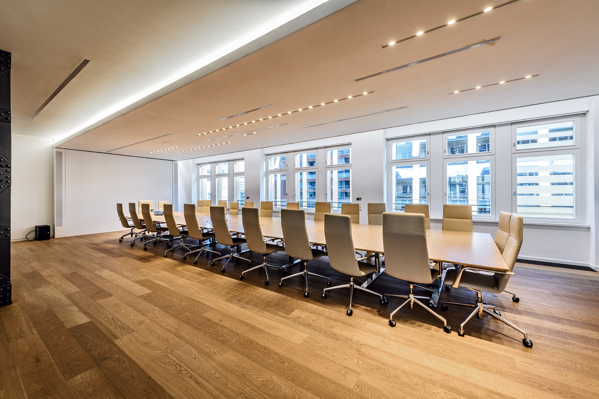 Moderner Meetingraum im BCG-Büro in Berlin