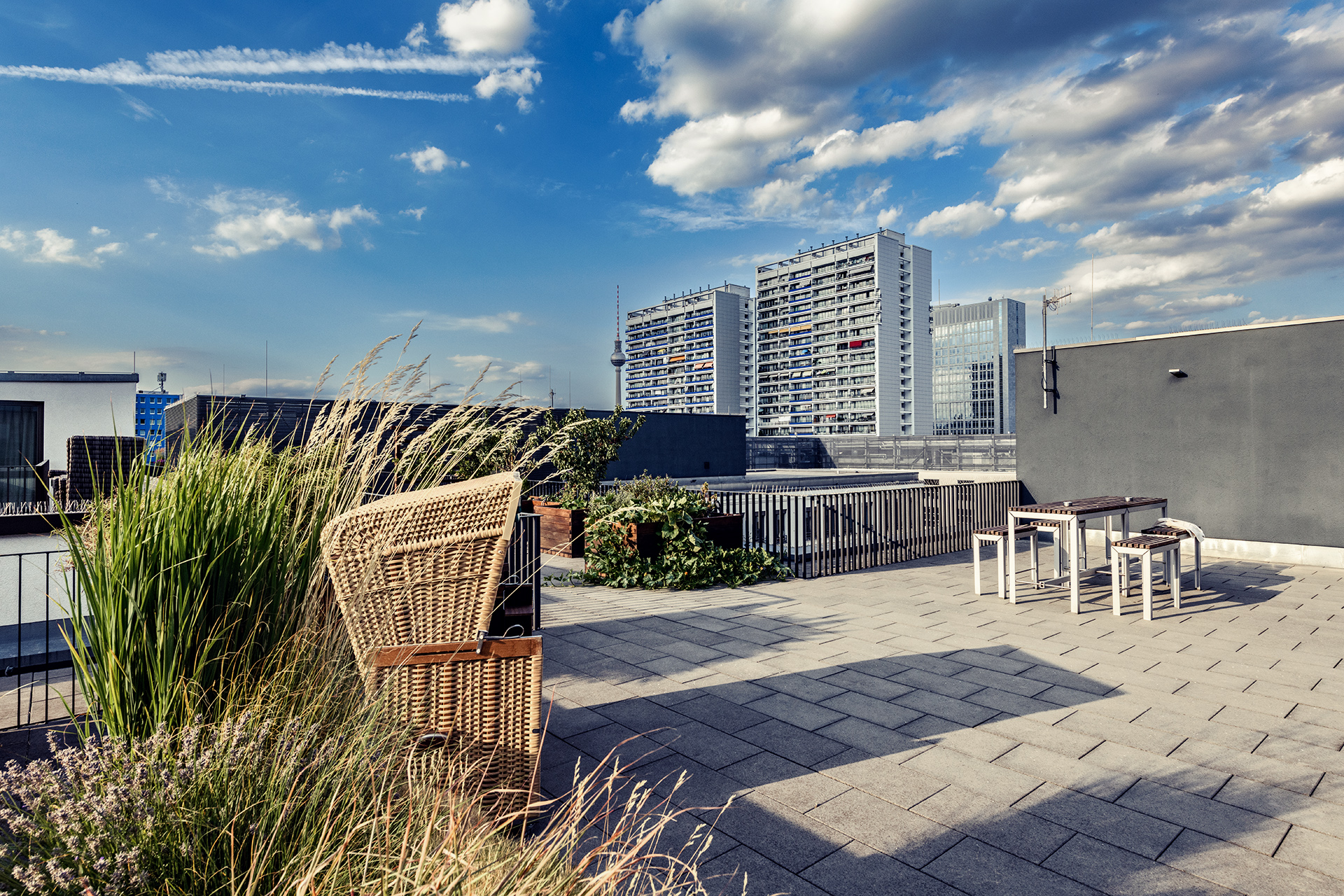 Dachterrasse des BCG-Büros in Berlin mit Panoramablick auf die Stadt