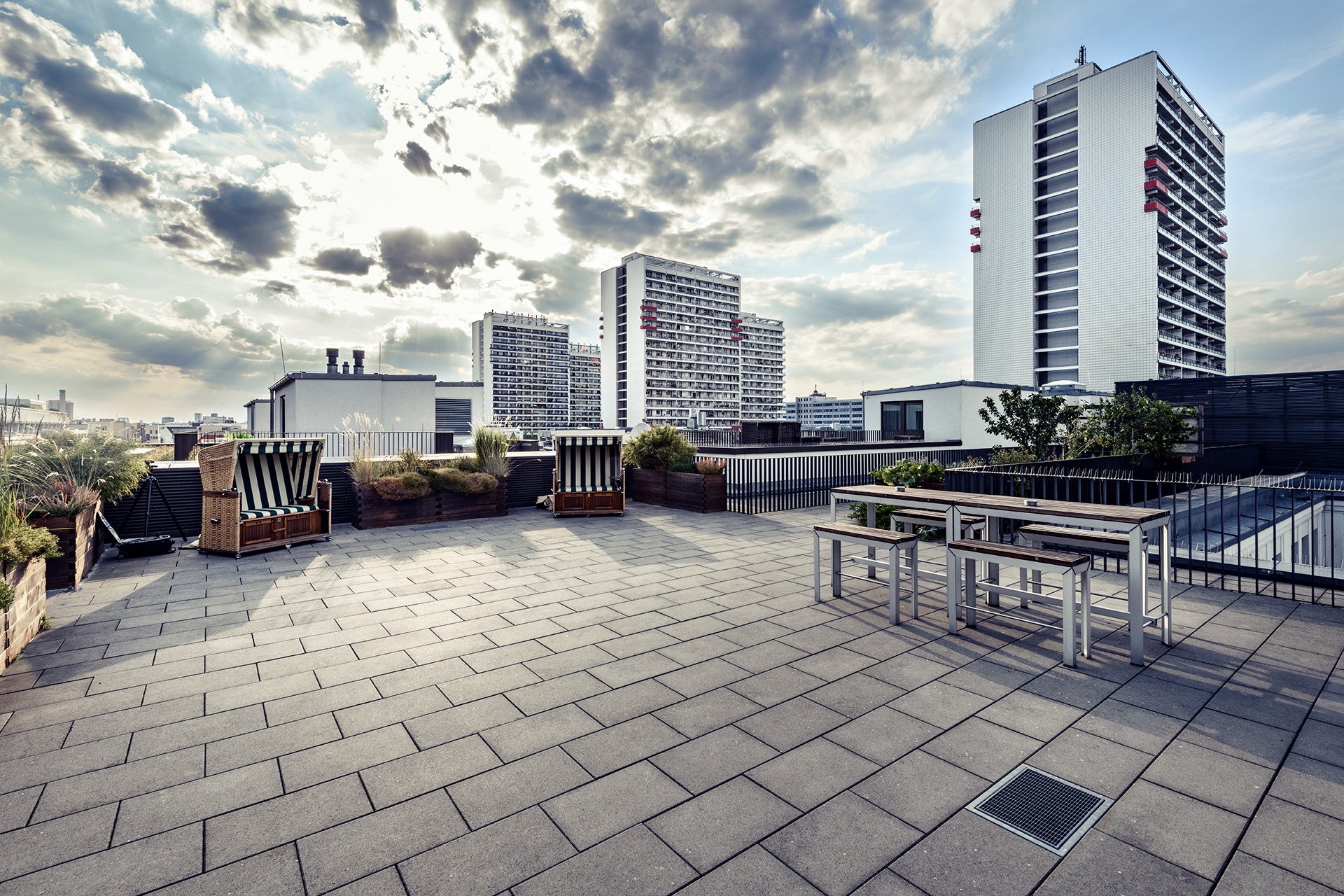 Moderne Dachterrasse im BCG-Büro in Berlin