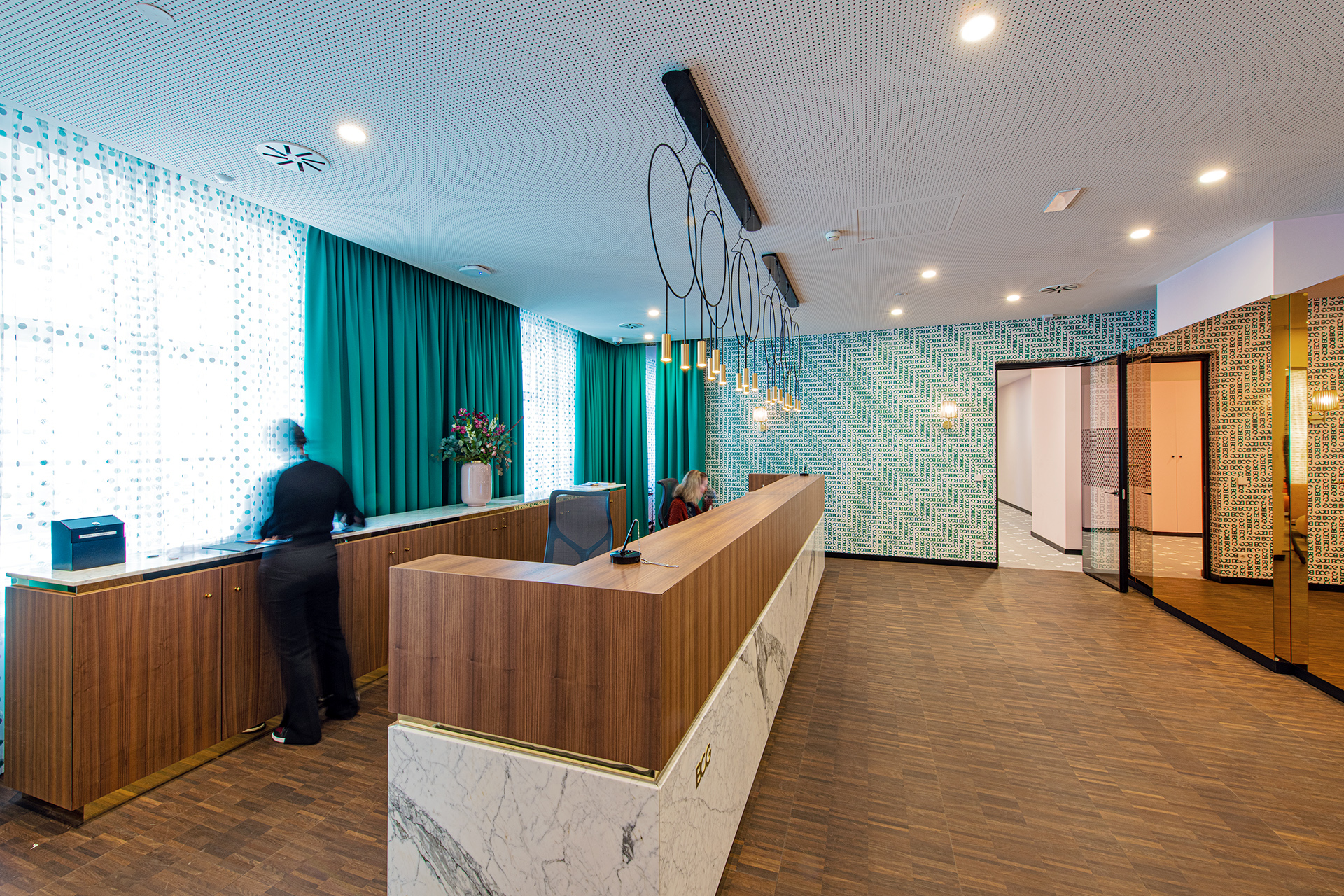 Stilvoll gestalteter Eingangsbereich mit moderner Rezeption und Wartebereich im BCG-Büro in Wien
