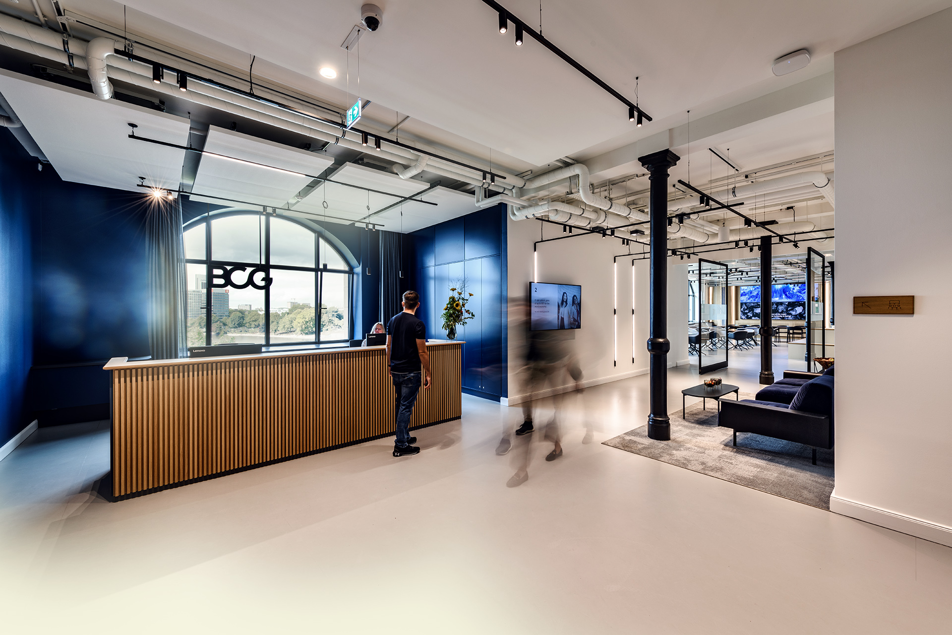 Stilvoll gestalteter Eingangsbereich mit moderner Rezeption und Wartebereich im BCG-Büro in Hamburg