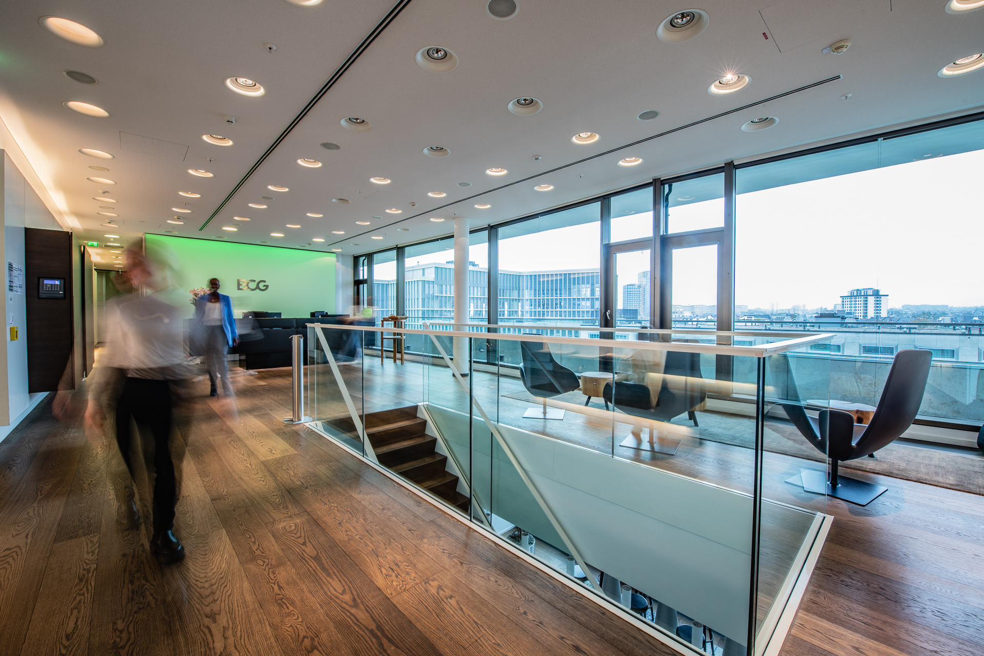 Offenes BCG-Büro in Frankfurt, in dem Mitarbeitende in einem kommunikativen Umfeld zusammenarbeiten können