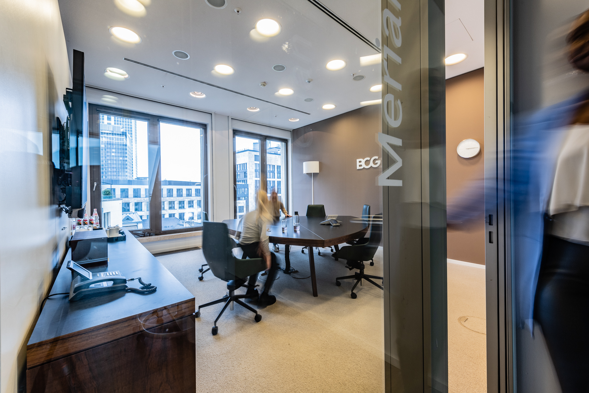 Moderner Meetingraum im BCG-Büro in Frankfurt