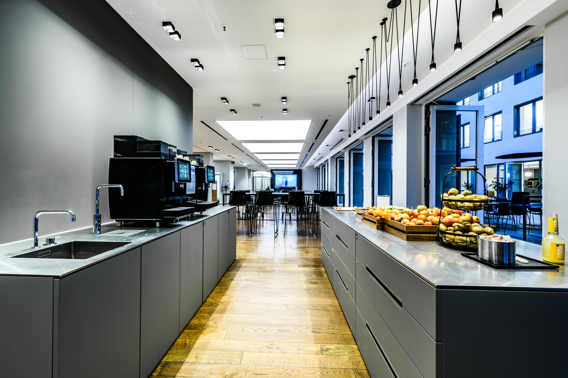 Helle, offene Küche im BCG-Büro in München, ideal für kurze Kaffeepausen