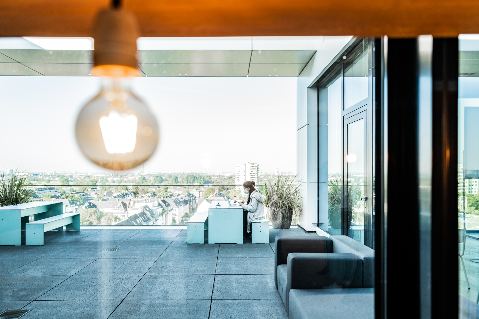 Moderne Dachterrasse im BCG-Büro in Düsseldorf