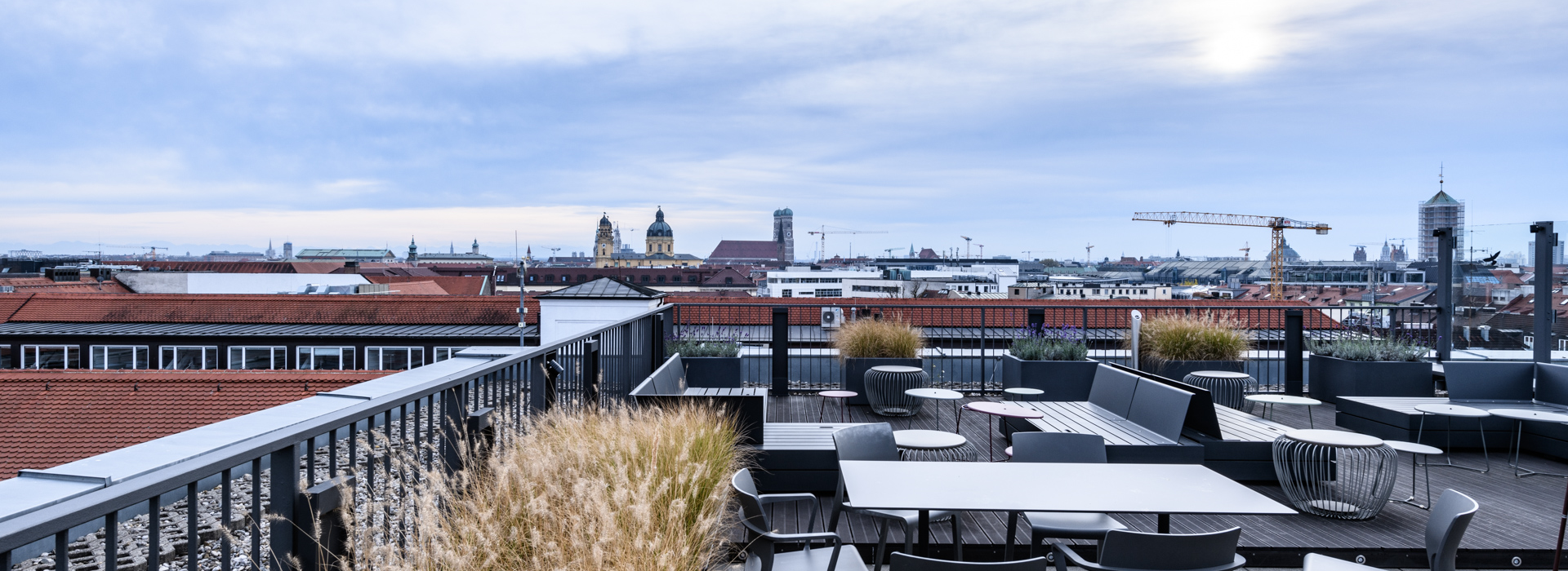 BCG in Hamburg Neuer Alt-Text: Dachterrasse des BCG-Büros in München mit Panoramablick auf die Stadt