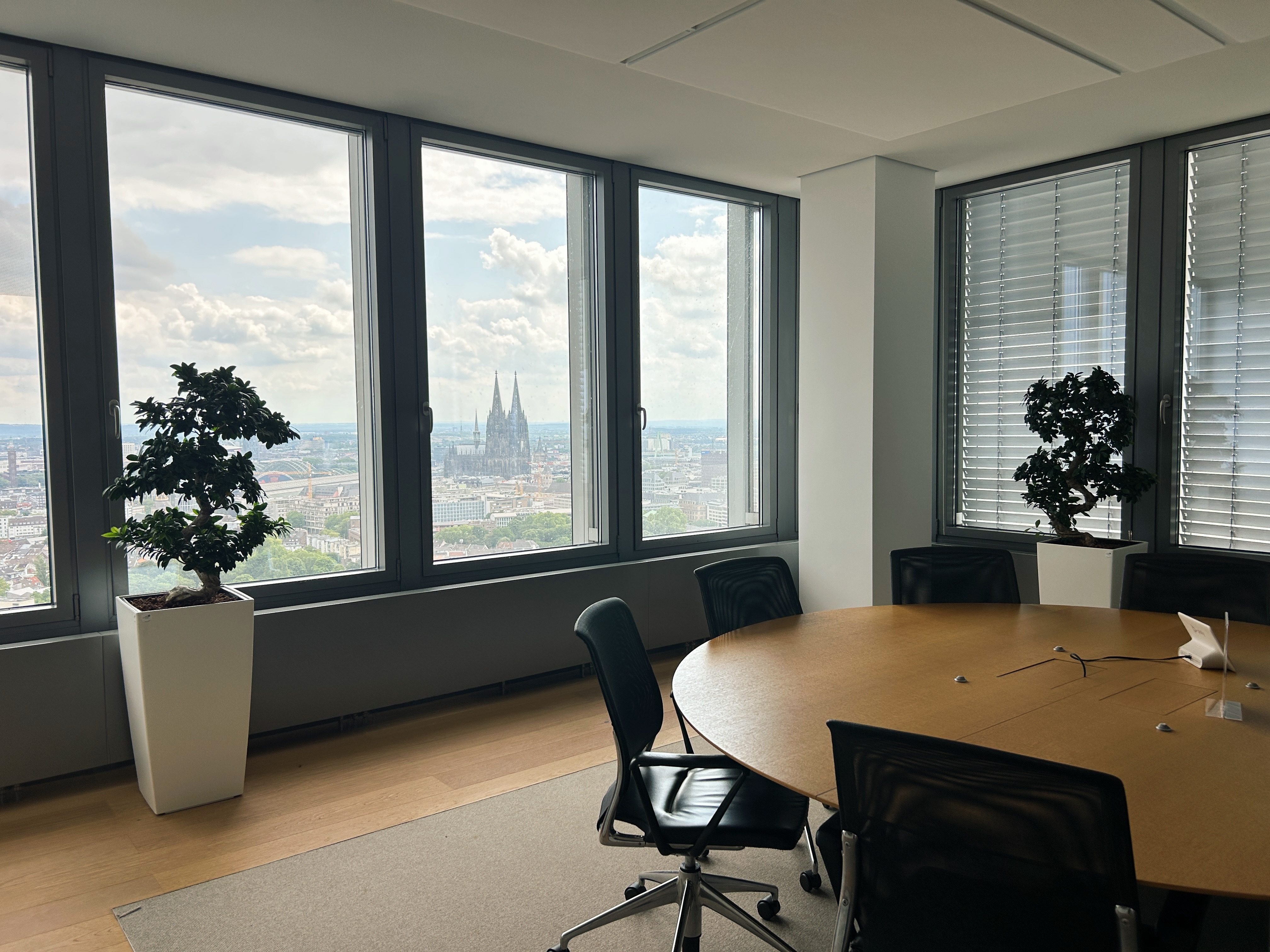 Moderner Meetingraum mit einem schönen Ausblick auf die Stadt im BCG-Büro in Köln