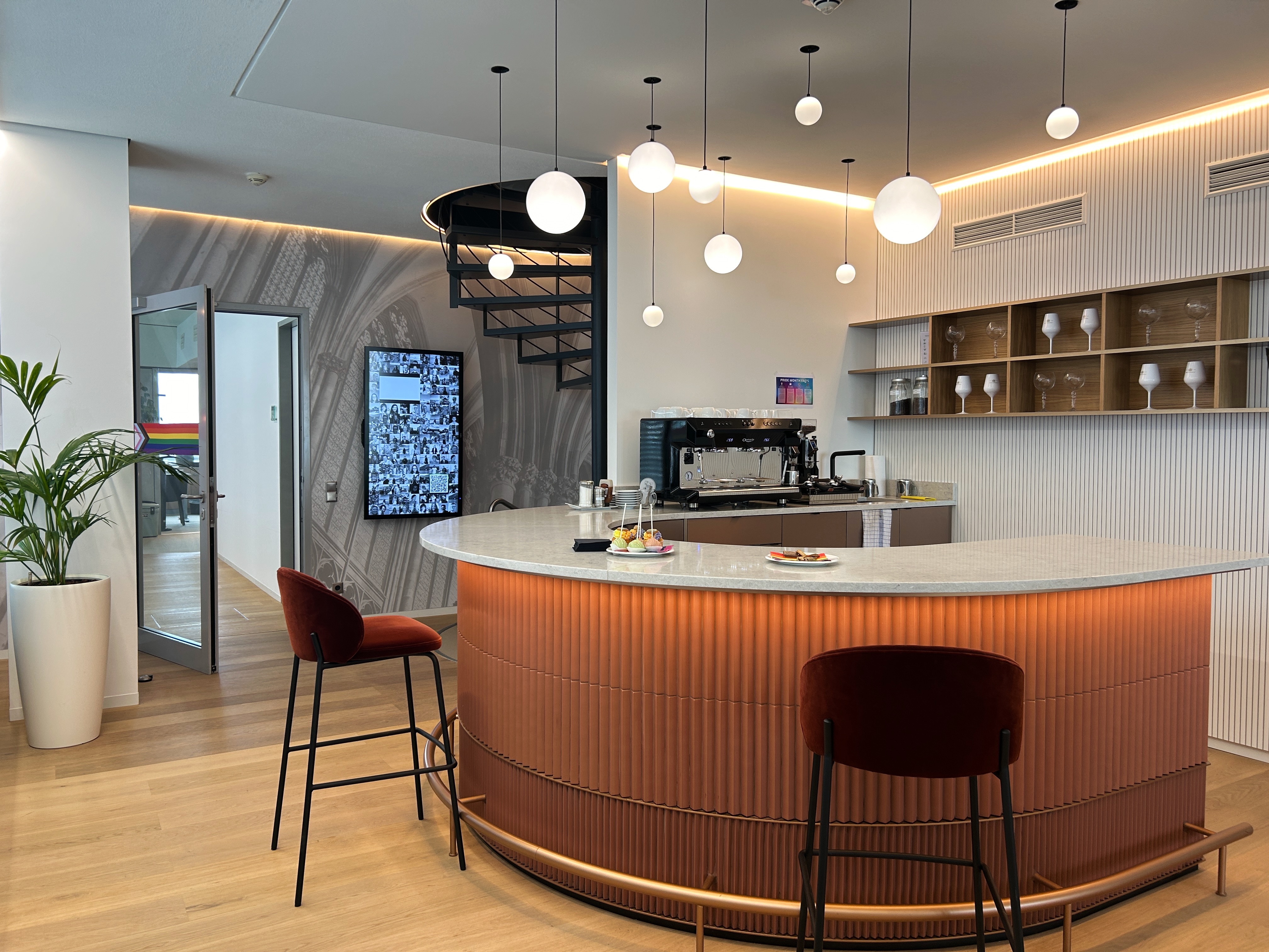 Helle, offene Küche im BCG-Büro in Köln, ideal für kurze Kaffeepausen